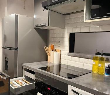 Montevrain Apartment | Spacious 2 bedrooms,4-8 people ,12mn Disney ,Free Private Parking , balcony