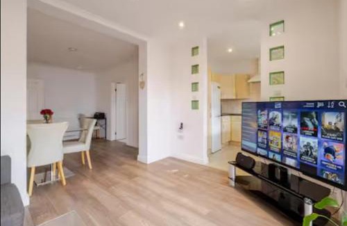 Brooklands Apartment | Spacious 2BDR Apartment, WIFI+ Great TV