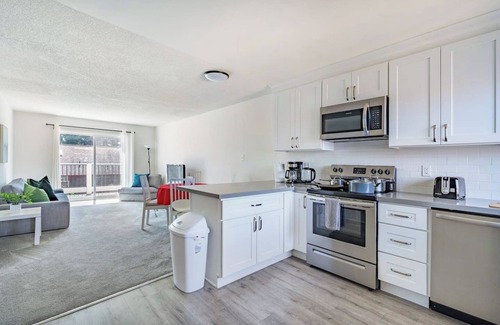Central Berkeley Apartment | Spacious 2BR/2BA Apt Nr UC Berkeley W/Free Parking