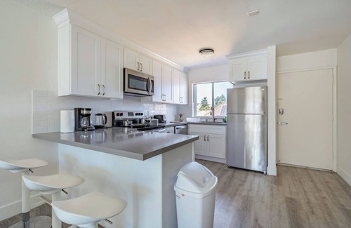 Central Berkeley Apartment | Spacious 2BR/2BA Apt Nr UC Berkeley W/Free Parking