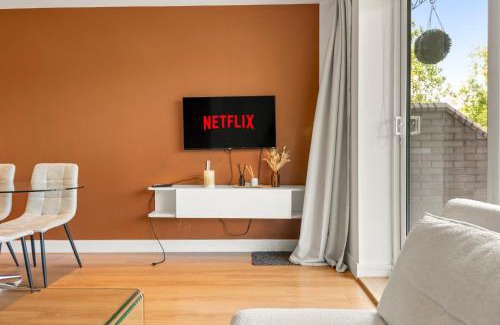 Reading Apartment | Spacious 2BR 2BA Ground Floor Apartment in RG2 - Ideal for Contractors & Business Stays, FREE Parking & Sleeps Up To 7!