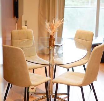 Reading Apartment | Spacious 2BR 2BA Ground Floor Apartment in RG2 - Ideal for Contractors & Business Stays, FREE Parking & Sleeps Up To 7!