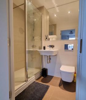 Reading Apartment | Spacious 2BR 2BA Ground Floor Apartment in RG2 - Ideal for Contractors & Business Stays, FREE Parking & Sleeps Up To 7!