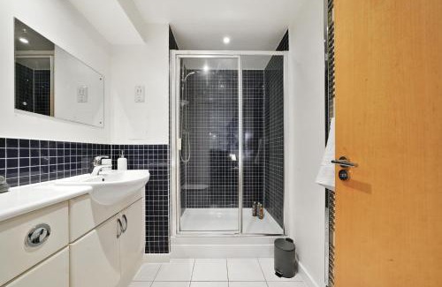 Bishop's Stortford Apartment | Spacious 2BR Apartment in Bishop Stortford Town, Perfect for Contractors and Relocators