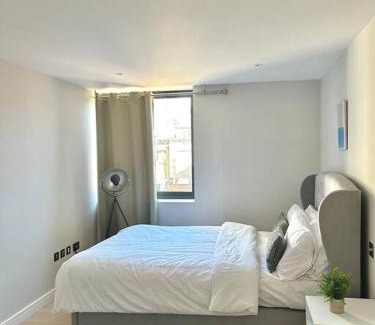 Crouch End Apartment | Spacious 2BR Apartment with Terrance