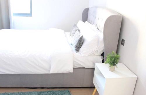 Crouch End Apartment | Spacious 2BR Apartment with Terrance