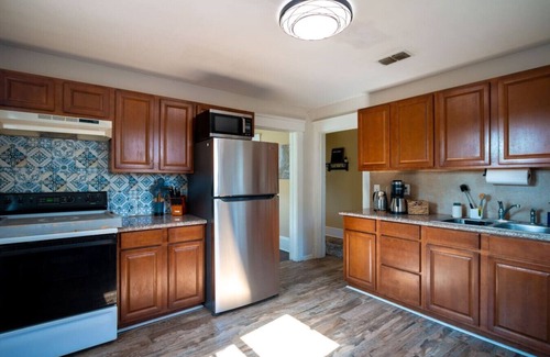 San Marco House | Spacious 2BR Retreat in San Marco – Walk to River, Square & Dining