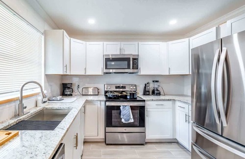 Stuart Apartment | Spacious 2BR Townhouse Near The Beach with Parking
