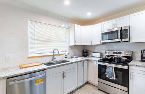 Stuart Apartment | Spacious 2BR Townhouse Near The Beach with Parking