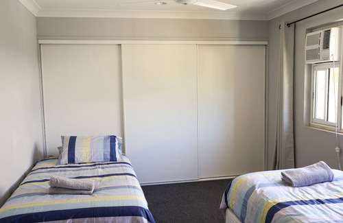 North Ward Apartment | Spacious 2BRM Apartment, Short Walk To The Strand!