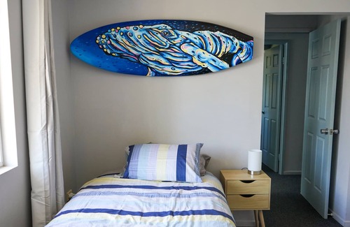 North Ward Apartment | Spacious 2BRM Apartment, Short Walk To The Strand!
