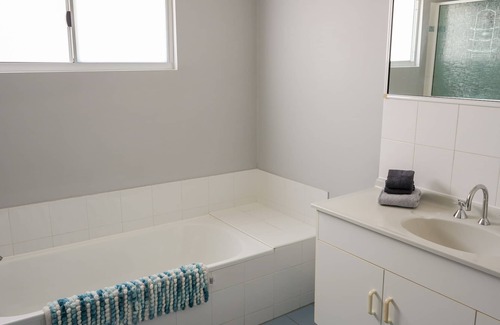 North Ward Apartment | Spacious 2BRM Apartment, Short Walk To The Strand!
