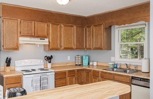 Northeast Raleigh House | Spacious|3 Bdrm|2 Ba|One Level|Pets Allowed