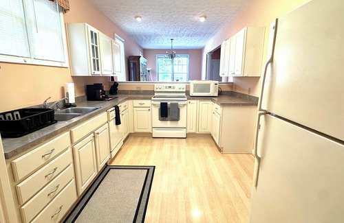 Dayton House | Spacious 3-Bed, 2.5 Bath, Historic Area, Min to Hospitals/Airport/UD/ARENA/WSU