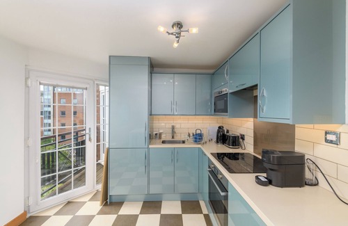 Cardiff City Centre Apartment | Spacious 3 Bed | Short Walk to Atlantic Wharf
