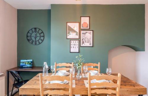 Acresford House | Spacious 3-Bed with parking NEAR NEC & BHX AIRPORT