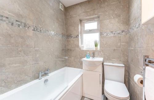 Acresford House | Spacious 3-Bed with parking NEAR NEC & BHX AIRPORT