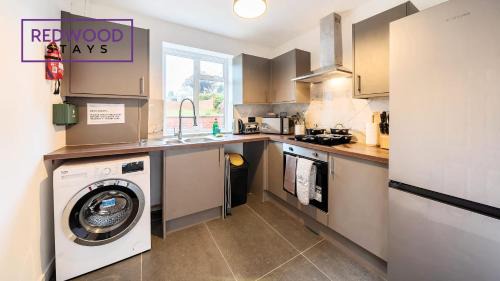 Rushmoor District House | SPACIOUS 3 BEDROOM 2 BATHROOM SERVICED HOUSE WITH FREE ON STREET PARKING, FREE WiFi, PERFECT FOR BUSINESS STAYS, FAMILIES, RELOCATIONS, EXTENDED STAYS, AND EMERGENCY ACCOMMODATION by REDWOOD STAYS