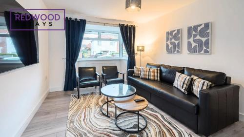 Rushmoor District House | SPACIOUS 3 BEDROOM 2 BATHROOM SERVICED HOUSE WITH FREE ON STREET PARKING, FREE WiFi, PERFECT FOR BUSINESS STAYS, FAMILIES, RELOCATIONS, EXTENDED STAYS, AND EMERGENCY ACCOMMODATION by REDWOOD STAYS