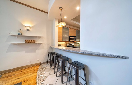 North Evanston Apartment | Spacious 3-bedroom apartment in wonderful Hill Arts District in Evanston