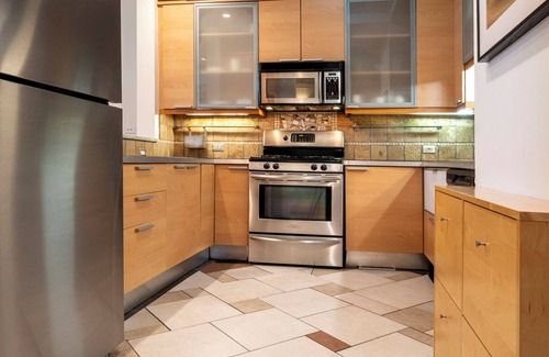 North Evanston Apartment | Spacious 3-bedroom apartment in wonderful Hill Arts District in Evanston