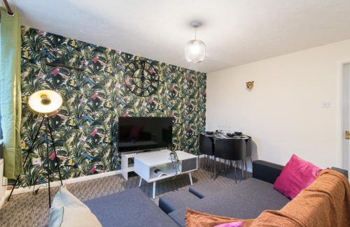 Coventry House | Spacious 3-Bedroom Apartment w Private Garden