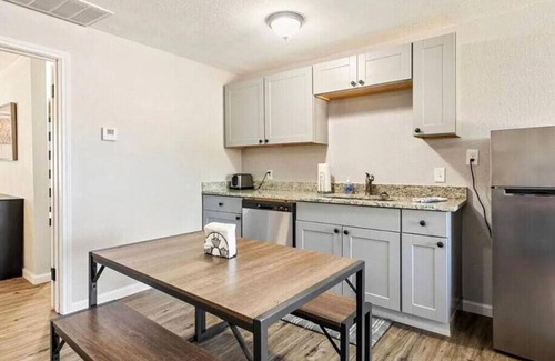 Oak Cliff Apartment | Spacious 3-bedroom apartment in amazing Dallas with AC, WiFi