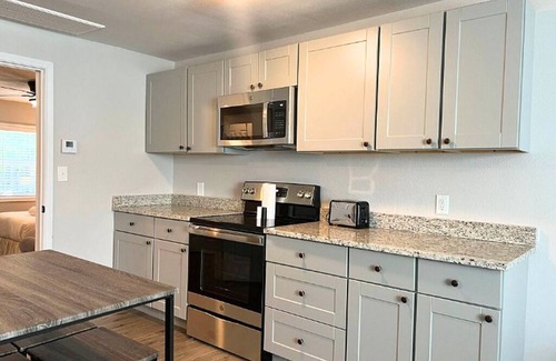 Oak Cliff Apartment | Spacious 3-bedroom apartment in amazing Dallas with AC, WiFi