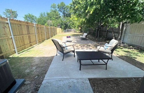 Oak Cliff Apartment | Spacious 3-bedroom apartment in amazing Dallas with AC, WiFi