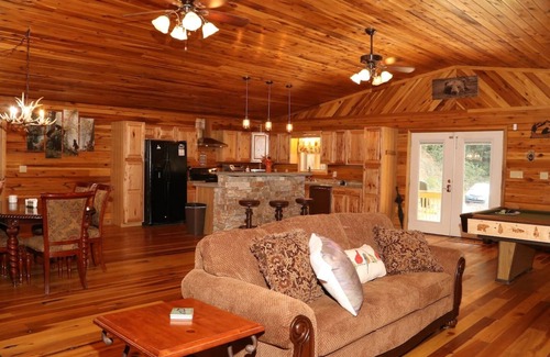 East Point Cabin | Spacious 3 bedroom cabin with hot tub