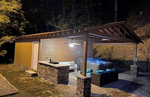 East Point Cabin | Spacious 3 bedroom cabin with hot tub