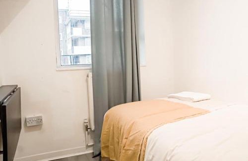 Larkhall Apartment | Spacious 3 Bedroom Flat