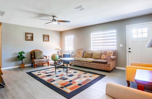 Bay Ho House | Spacious 3-Bedroom Home w Garage, Back Yard & Baby Crib. Available Now!