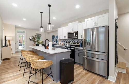 Victorian Village Apartment | Spacious 3-Bedroom Home with King Suite, Parking Permits, and Prime Location Near Downtown Columbus