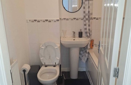 Liverpool House | Spacious 3 Bedroom Semi detached house 2miles from Crosby Beach, ensuite, WC