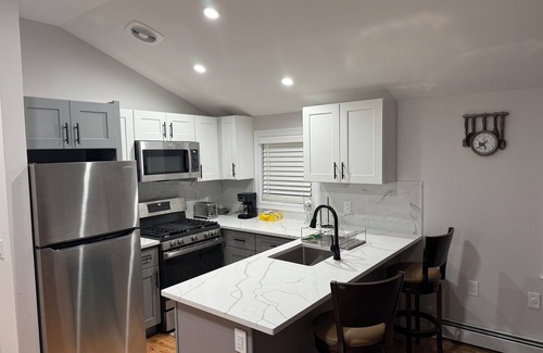 Queens Apartment | Spacious 3-bedroom unit, with WiFi, 2 bathroom full kitchen, dining area, 4 TVs