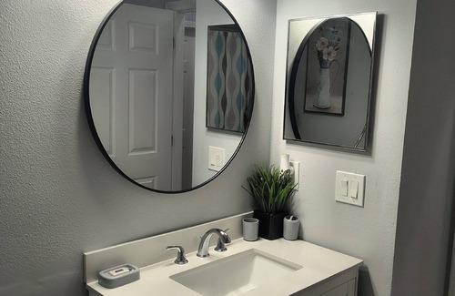 Hyde Park Apartment | Spacious 3-bedroom Condo in centralized Jacksonville location with WiFi, AC, etc