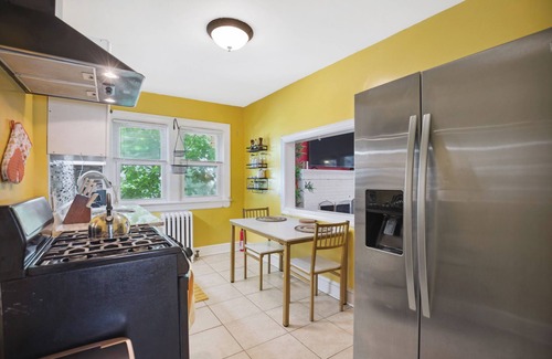 Takoma Park Apartment | Spacious 3-bedroom apartment in nice Takoma Park with a huge balcony