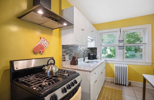 Takoma Park Apartment | Spacious 3-bedroom apartment in nice Takoma Park with a huge balcony