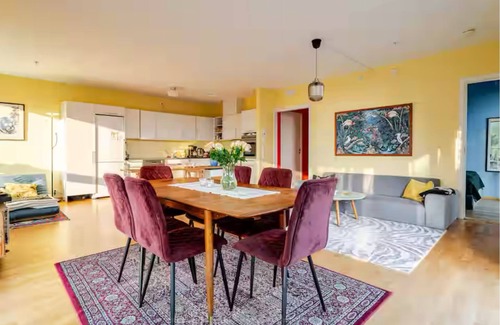 Oslo Condo | Spacious 3-bedroom with 3 balconies, 2 bthrms, sea view and free indoor parking