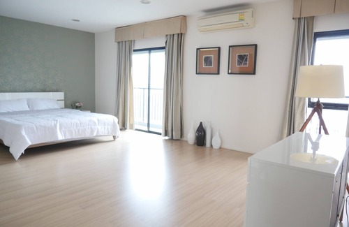 Ratchaprasong Apartment | Spacious 3 beds 3 baths in heart of Bangkok near BTS Ploenchit & Central Embassy