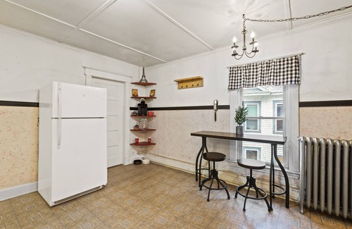 Nassau House | Spacious 3 BR Apt, near Rail Trail, porch/grill