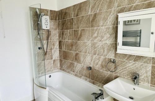 Nottingham House | Spacious 3 BR House Near City Centre, University and QMC - Free Parking & Wi-Fi - Sleeps 6