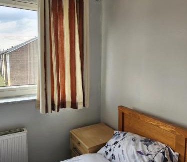 Leeds House | Spacious, 3 double bedroomed, free parking, 9 mins Elland Rd, nr Leeds City Centre