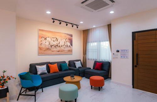 Phra Khanong Nuea Villa | Spacious , 3 min walk to BTS & 10 min to Thonglor, Em District, Terminal 21, Max 20 People