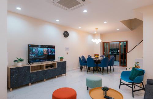 Phra Khanong Nuea Villa | Spacious , 3 min walk to BTS & 10 min to Thonglor, Em District, Terminal 21, Max 20 People