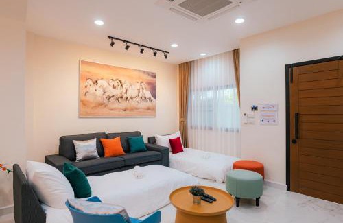 Phra Khanong Nuea Villa | Spacious , 3 min walk to BTS & 10 min to Thonglor, Em District, Terminal 21, Max 20 People