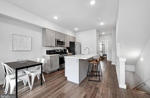 Mantua Condo | Spacious 3bd, 3bth in Philly. Near Universities, Zoo, Fairmount Park, many more!