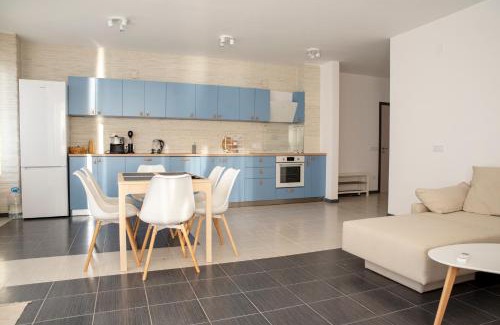 Chernomorets Apartment | Spacious 3BD flat with PARKING and SEA VIEW by Flat Mаnаger