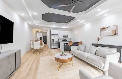 Washington Park Condo | Spacious 3BDR Luxury Penthouse 10 min from Downtown Chicago